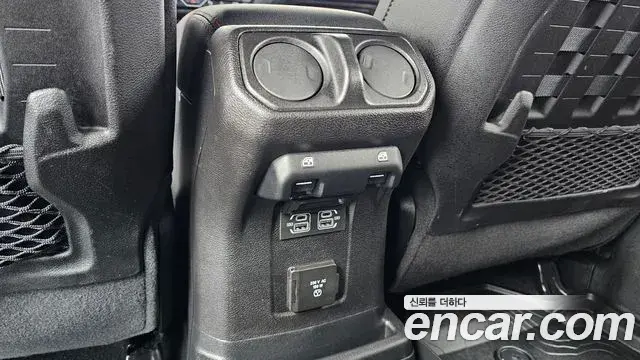 Jeep Wrangler 2021 — ფოტო 25/29