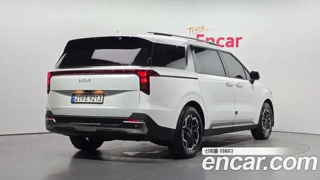 Kia Carnival 2023 — ფოტო 21/32
