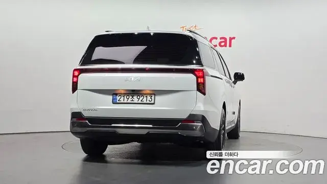Kia Carnival 2023 — ფოტო 13/32