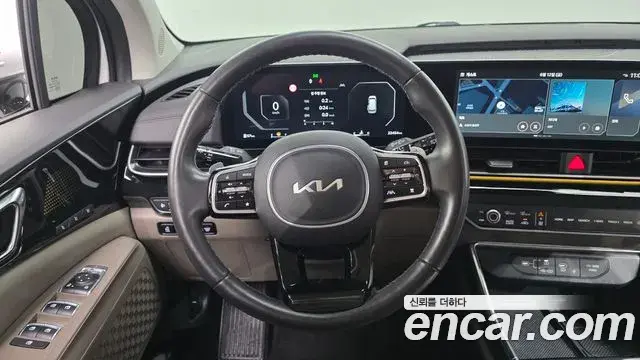 Kia Carnival 2023 — ფოტო 29/32