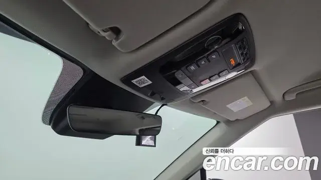 Kia Carnival 2023 — ფოტო 17/32