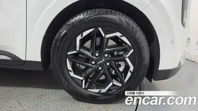 Kia Carnival 2023 — ფოტო 24/32