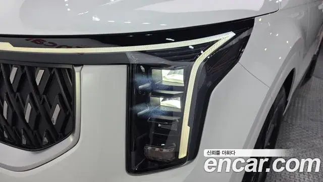 Kia Carnival 2023 — ფოტო 27/32
