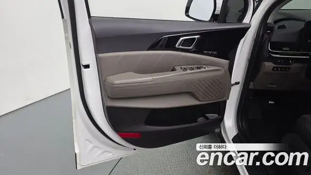 Kia Carnival 2023 — ფოტო 25/32