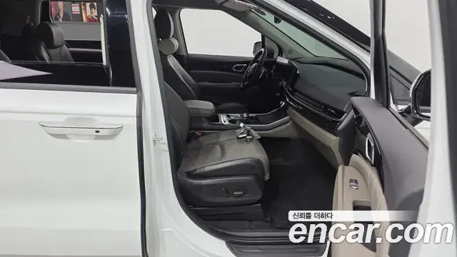 Kia Carnival 2023 — ფოტო 18/32