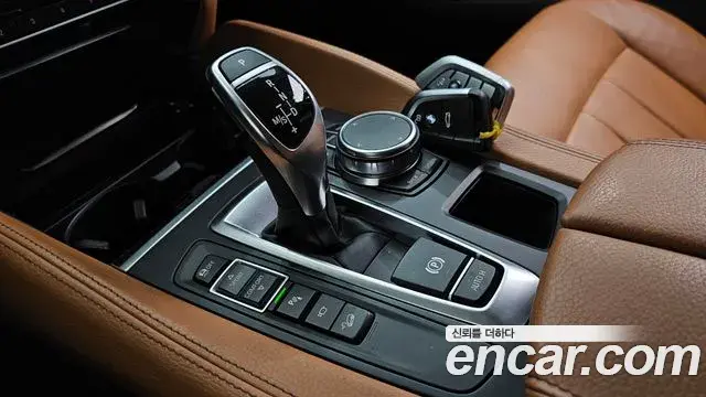 BMW X6 2018 — Şəkil 14/32