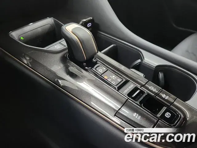 Toyota Crown Crossover 2024 — ფოტო 17/19