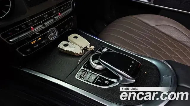Mercedes-Benz G-Class 2023 — Photo 28/32