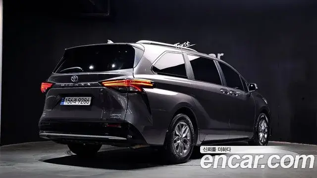 Toyota Sienna 2023 — Şəkil 28/32