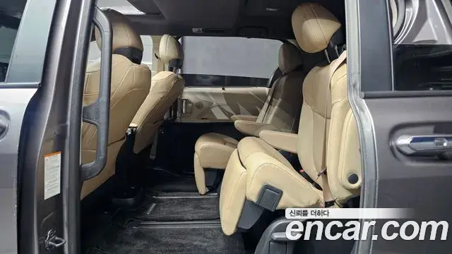 Toyota Sienna 2023 — Şəkil 19/32