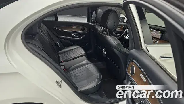 Mercedes-Benz E-Class 2019 — Фото 11/20