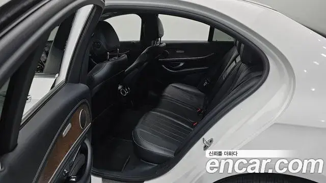 Mercedes-Benz E-Class 2019 — Фото 12/20