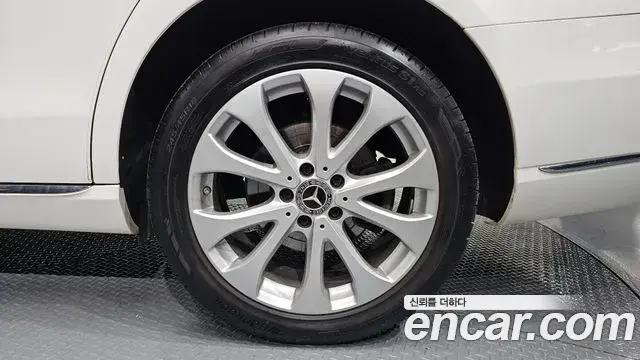 Mercedes-Benz E-Class 2019 — Photo 15/30