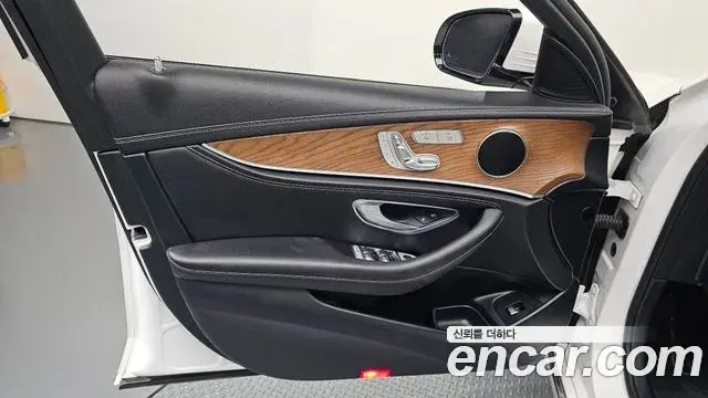 Mercedes-Benz E-Class 2019 — Photo 6/30