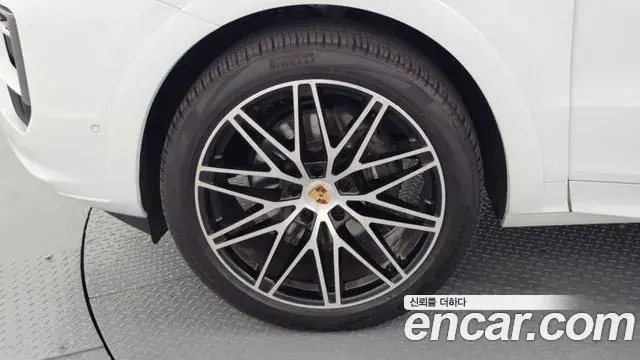 Porsche Cayenne 2025 — Photo 10/33