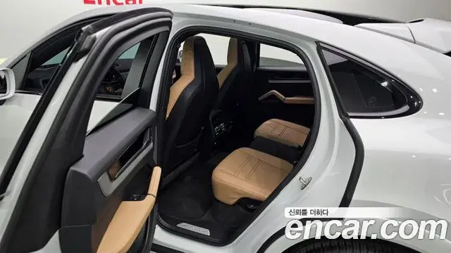 Porsche Cayenne 2025 — Photo 25/33