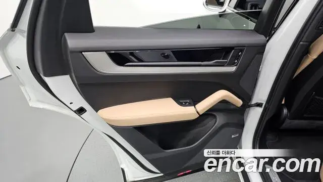 Porsche Cayenne 2025 — Photo 32/33