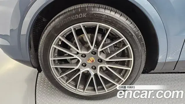 Porsche Cayenne 2020 — ფოტო 9/20