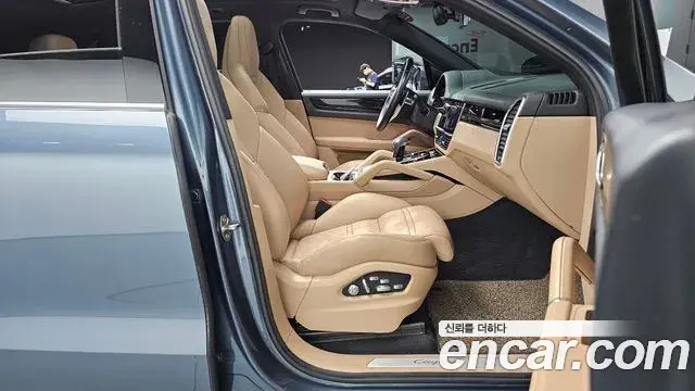 Porsche Cayenne 2020 — ფოტო 5/20