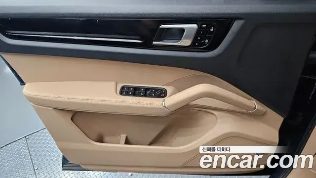 Porsche Cayenne 2020 — ფოტო 7/20