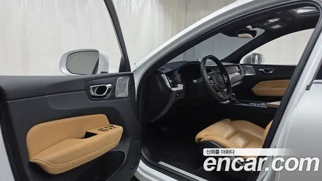 Volvo XC60 2020 — Фото 10/20
