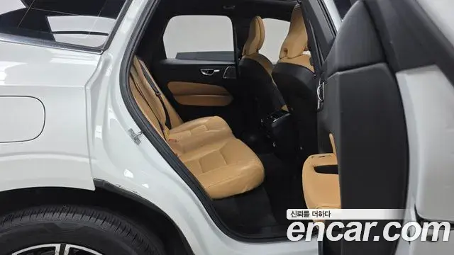 Volvo XC60 2020 — Фото 12/20