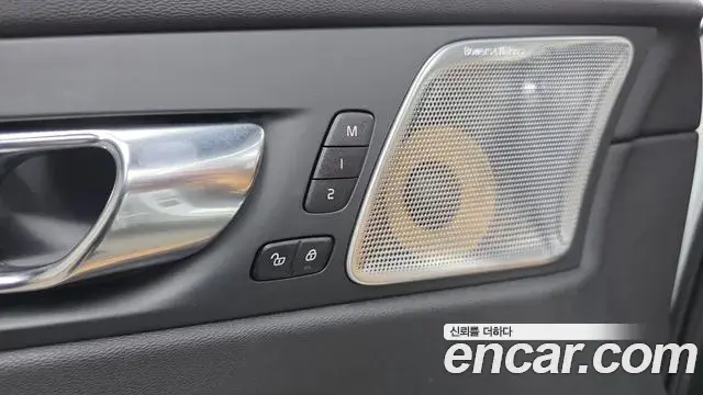 Volvo XC60 2020 — Фото 17/20