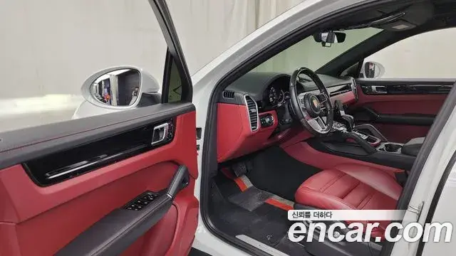 Porsche Cayenne 2020 — ფოტო 5/20