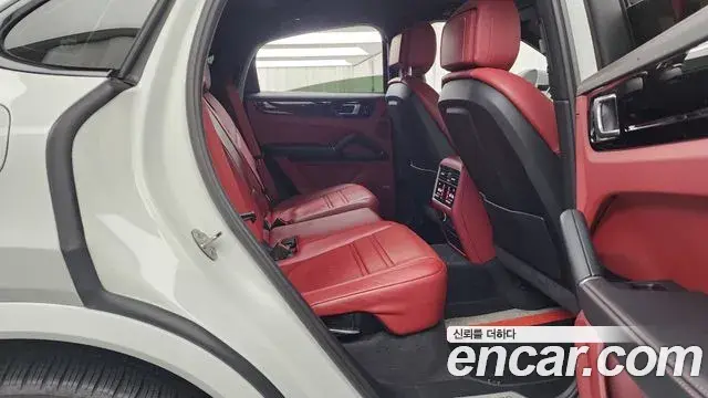 Porsche Cayenne 2020 — ფოტო 7/20