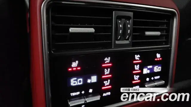 Porsche Cayenne 2020 — ფოტო 15/20