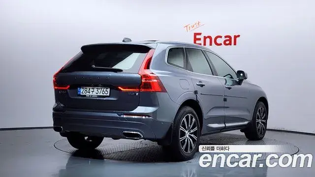 Volvo XC60 2021 — ფოტო 14/35