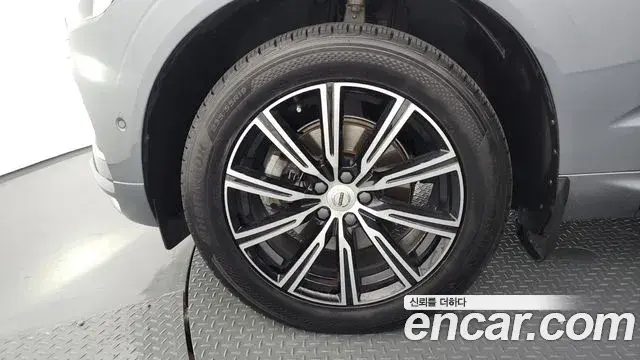 Volvo XC60 2021 — ფოტო 34/35