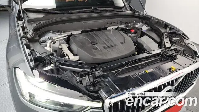 Volvo XC60 2021 — ფოტო 30/35