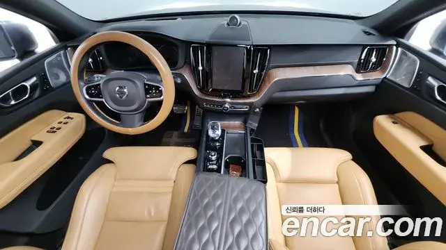 Volvo XC60 2021 — ფოტო 32/35