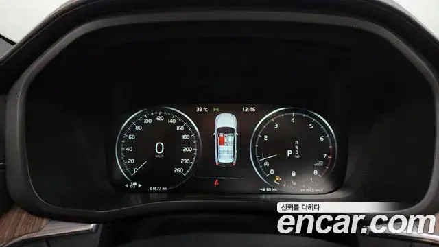 Volvo XC60 2021 — ფოტო 8/35