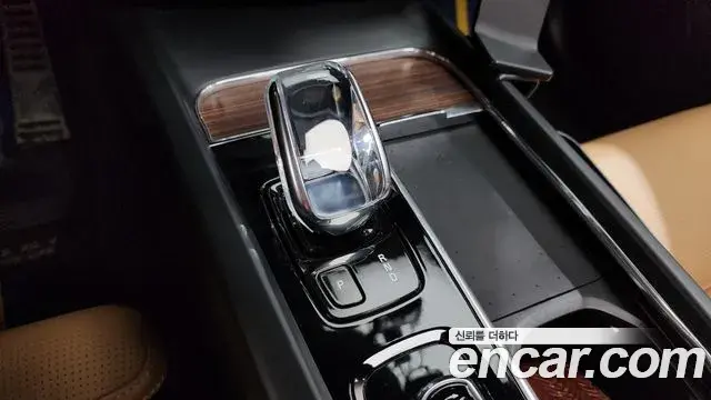 Volvo XC60 2021 — ფოტო 17/35