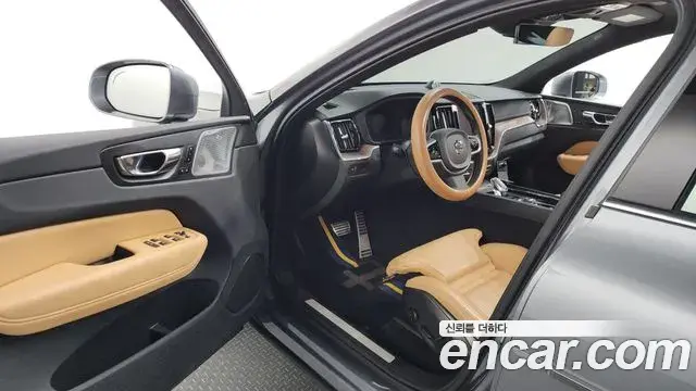 Volvo XC60 2021 — ფოტო 4/35