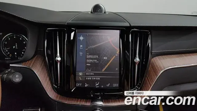 Volvo XC60 2021 — ფოტო 22/35