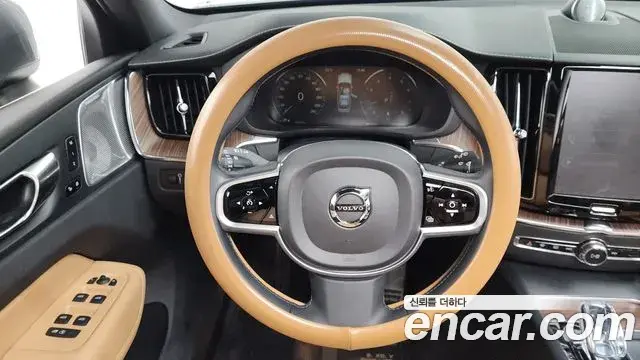 Volvo XC60 2021 — ფოტო 23/35