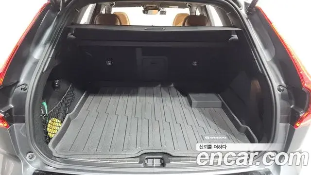 Volvo XC60 2021 — ფოტო 19/35