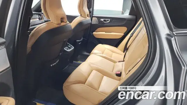 Volvo XC60 2021 — ფოტო 9/35