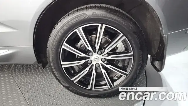 Volvo XC60 2021 — ფოტო 25/35