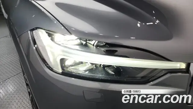 Volvo XC60 2021 — ფოტო 31/35