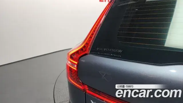 Volvo XC60 2021 — ფოტო 15/35