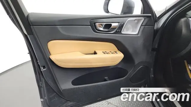 Volvo XC60 2021 — ფოტო 26/35