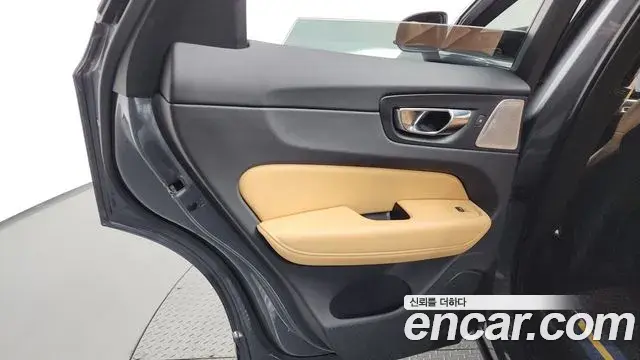 Volvo XC60 2021 — ფოტო 27/35