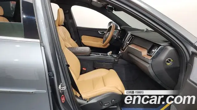 Volvo XC60 2021 — ფოტო 21/35