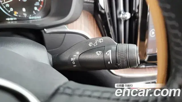 Volvo XC60 2021 — ფოტო 10/35