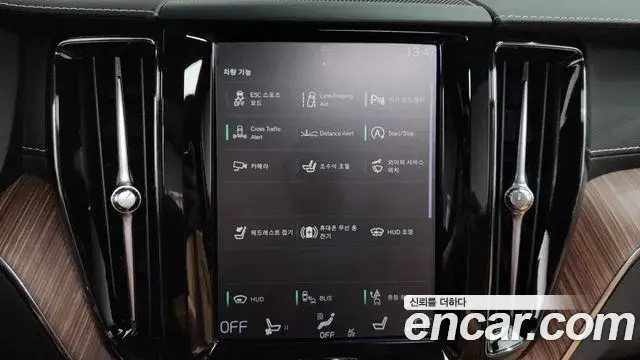 Volvo XC60 2021 — ფოტო 33/35