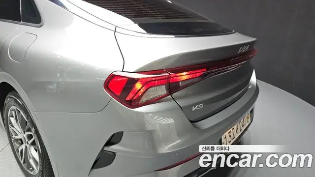 Kia K5 2022 — Şəkil 18/32